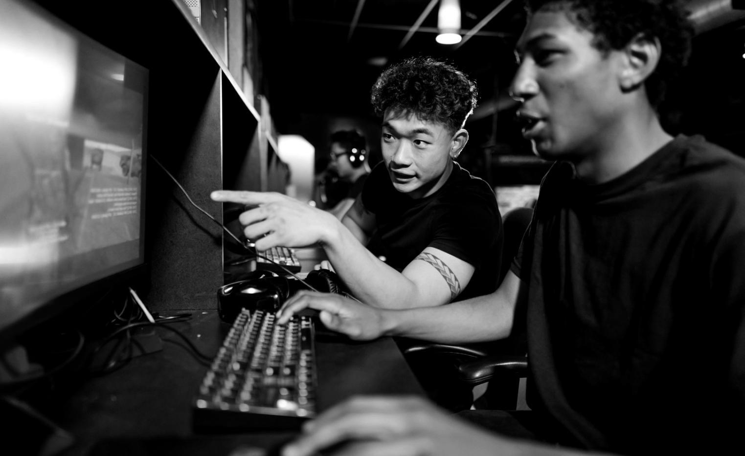 Teilnehmer arbeiten gemeinsam an mobilen Streaming-Projekten